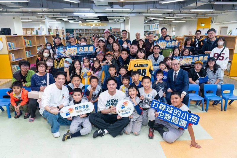 球芽基金20日邀請職棒球星宋晟睿（前左3）參與由新竹縣教育局與文化局舉辦的「2025新竹縣喜閱節暨閱讀節嘉年華」，會中並頒發獎學金表揚來自竹縣5校、共26名優秀小球芽。（球芽基金提供）中央社記者謝靜雯傳真　114年12月20日