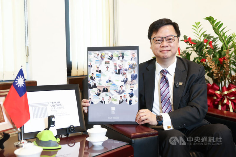 外交部歐洲司長黃鈞耀（圖）16日接受中央社專訪表示，希望民眾有機會可前往台灣在歐洲地區的駐外館處參觀「海洋台灣：風景與繪畫」展覽。中央社記者王騰毅攝　114年12月20日