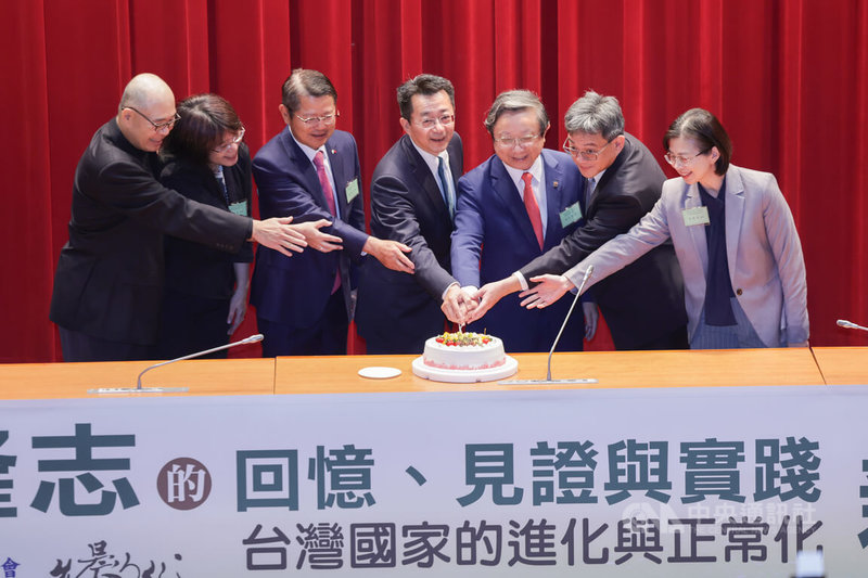 台灣新世紀文教基金會創辦人陳隆志新書「陳隆志的回憶、見證與實踐－台灣國家的進化與正常化」，20日在台大法律學院霖澤館舉辦發表會，陳隆志以視訊方式與會，台灣新世紀文教基金會董事長廖福特（中）與基金會董事一同切蛋糕，為陳隆志90歲華誕祝壽。中央社記者裴禛攝 114年12月20日