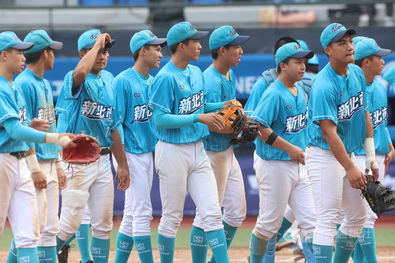 2025新北富邦國際城市U18棒球邀請賽冠軍戰20日在新莊棒球場舉行，地主新北藍隊終場以12比1擊敗雲林縣隊拿勝，完成8連霸。中央社記者張新偉攝  114年12月20日