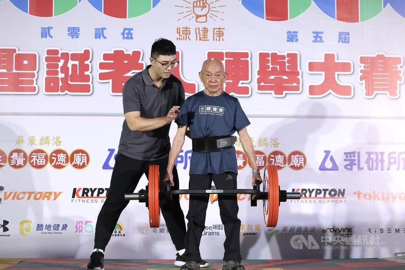 「2025第5屆聖誕老人六角槓硬舉大賽」20日在台北舉行，下午進行70歲以上長者友善組賽事，高齡92歲的林有海（右）在第3次試舉時成功舉起68公斤。中央社記者翁睿坤攝　114年12月20日