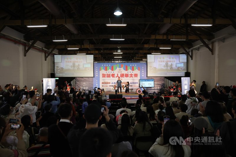 「2025第5屆聖誕老人六角槓硬舉大賽」20日在台北松山文創園區舉行,下午進行70歲以上長者友善組賽程,吸引不少民眾前來為參賽長輩們加油打氣。中央社記者翁睿坤攝 114年12月20日