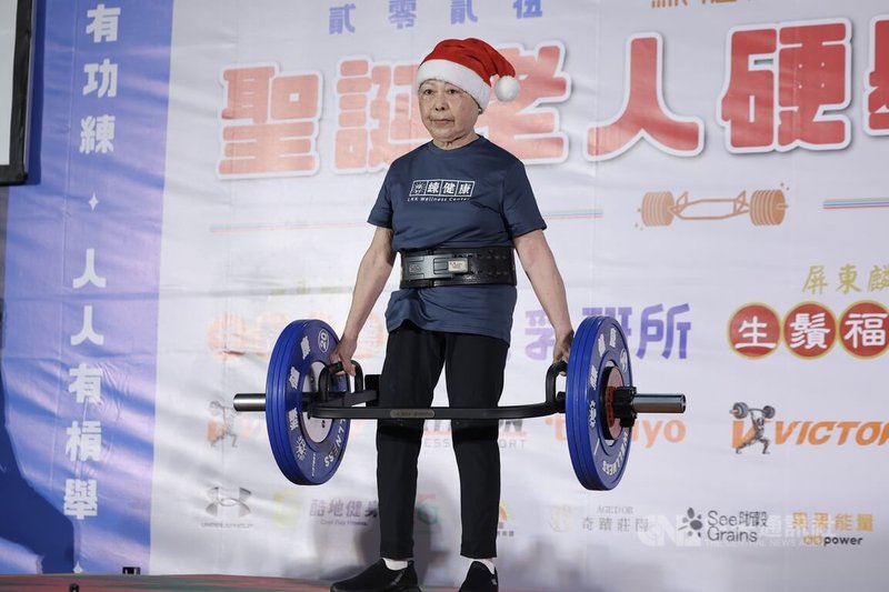「2025第5屆聖誕老人六角槓硬舉大賽」20日在台北松山文創園區登場,70歲以上長者友善組賽程於下午展開,有參賽者特別戴著耶誕帽上場參賽,挑戰自我也展現健康體魄。中央社記者翁睿坤攝 114年12月20日