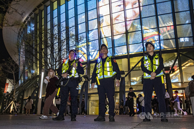 台北市19日晚間發生隨機傷人案釀死傷，台北小巨蛋20日晚間有樂團宇宙人演唱會，吸引大批粉絲朝聖，台北市警察局松山分局派遣警力到小巨單周邊加強戒備、維護治安。中央社記者鄭清元攝　114年12月20日
