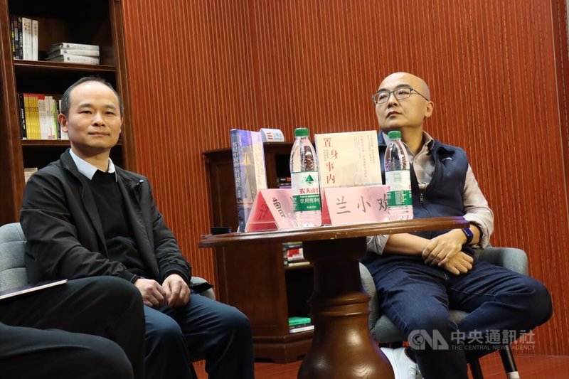 講述中國地方政府角色與經濟發展的「置身事內」一書作者、現為中歐國際工商學院經濟學教授蘭小歡（右）以及「基層中國的運行邏輯」作者、中國人民大學教授聶輝華（左）19日晚上在陸家嘴圖書館對談。中央社記者張淑伶上海攝　114年12月20日