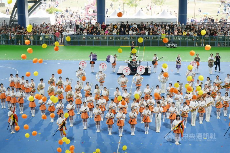 「2025屏東交響．橘色狂潮」20日在屏東國際滑輪溜冰場登場，享譽國際的京都橘高校吹奏樂部應邀首到屏東演出，壓軸帶來多首青春動感曲目表演，吸睛全場。中央社記者黃郁菁攝　114年12月20日