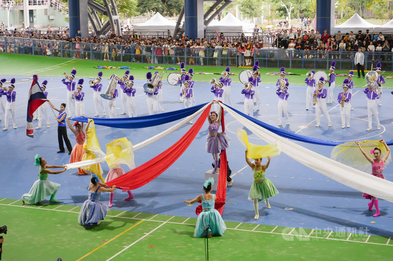 「2025屏東交響.橘色狂潮」活動20日在位於屏東縣潮州鎮的屏東國際滑輪溜冰場登場,首先由陣容龐大的南榮國中行進管樂團(圖)打頭陣演出,展現青春昂揚氣勢。中央社記者黃郁菁攝 114年12月20日