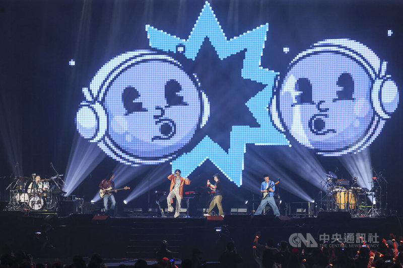 樂團宇宙人20日晚間在台北小巨蛋舉辦「α：回到未來1986」演唱會，帶來多首經典歌曲，與全場歌迷粉絲同樂，氣氛嗨翻。中央社記者鄭清元攝　114年12月20日