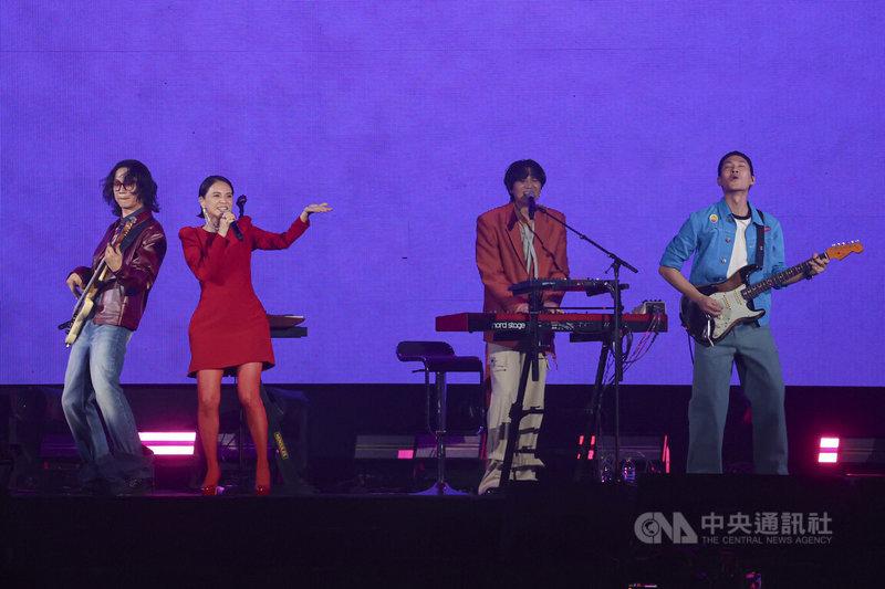 樂團宇宙人20日晚間在台北小巨蛋舉辦「α：回到未來1986」演唱會，藝人李心潔（左2）驚喜現身合唱，嗨翻全場歌迷。中央社記者鄭清元攝　114年12月20日