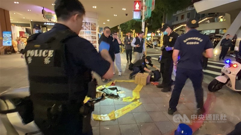 台北市警方19日表示，台北捷運中山站附近晚間發生持刀傷人案，警方現場拉起封鎖線，並由鑑識人員進行採證。 中央社記者黃旭昇攝　114年12月19日