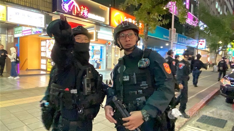 捷運台北車站、中山站誠品南西店19日晚間發生隨機傷人事件，案發後，商圈周邊可見大批警力，霹靂小組全副武裝、荷槍實彈，強化巡查維安。 中央社記者黃旭昇台北攝　114年12月19日