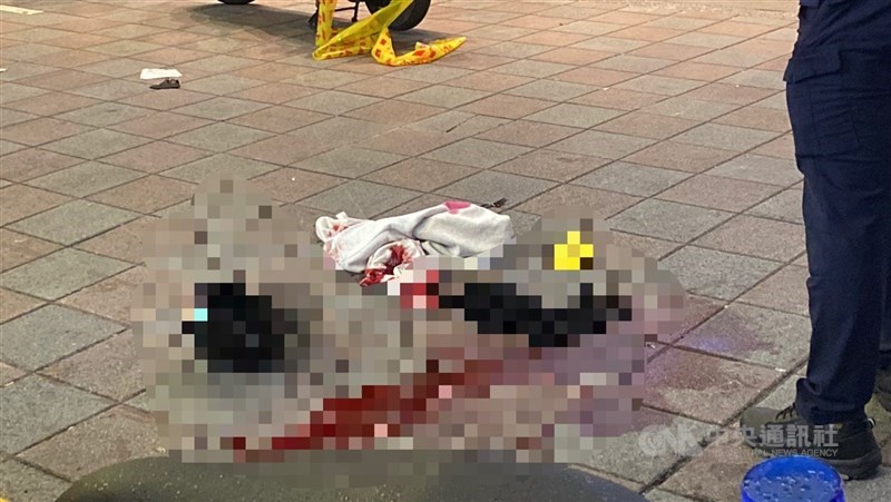 台北捷運19日晚間發生遭丟擲煙霧彈、持刀砍人案，嫌犯為27歲男子張文。警方指出，中山站外地面上血跡斑斑，並疑有犯嫌個人相關物品，包含手套、衣物、安全帽等。 中央社記者黃旭昇攝　114年12月19日