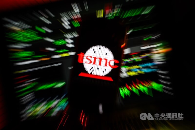 圖為台積電企業標誌與股市示意圖。（中央社檔案照片）