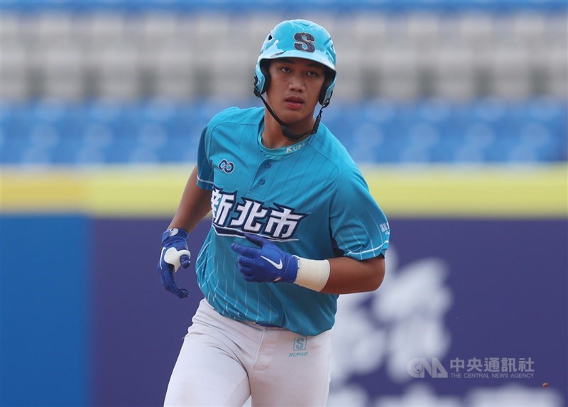 2025新北國際城市U18棒球邀請賽冠軍戰20日登場，新北藍隊陣中世界盃國手曾聖恩（圖）敲出2分砲，開轟後壓力釋放，率隊以12比1、5局擊敗雲林縣奪冠。中央社記者張新偉攝  114年12月20日