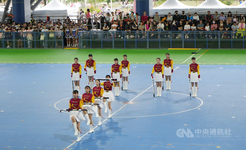 有「橘色惡魔」之稱的京都橘高校吹奏樂部20日首度前進屏東演出,並與在地學子交流,屏東女子高級中學儀隊(圖)以剛柔交織槍法、精準高踏步帶來充滿韻律與視覺張力演出,展現「紅色薔薇」魅力。中央社記者黃郁菁攝 114年12月20日