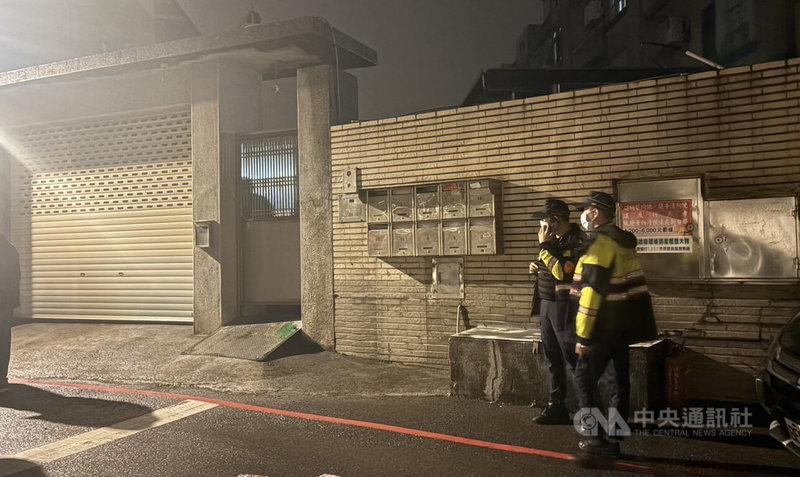 27歲男子張文19日在台北捷運兩站丟擲煙霧彈、持刀砍人，最終墜樓不治，他的老家在桃園楊梅，桃園警方在案發後到場戒備。中央社記者葉臻攝 114年12月20日