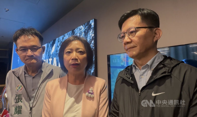 台北隨機傷人案震驚全台，民進黨籍立委何欣純（中）20日在台中受訪時呼籲，市警局在人潮多的地方應提高見警率，以安民心。教育部次長張廖萬堅（右）則表示，各級學校應透過校安與輔導系統穩定學生情緒，並教導學子遇到危險如何自保。中央社記者趙麗妍攝　114年12月20日