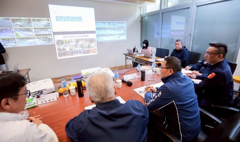 台北隨機傷人事件引發全台關注，新北市長侯友宜（左3）20日下午進駐「新北歡樂耶誕城指揮所」了解維安部署情形，並指示要強化巡邏密度與防護能量，確保民眾安全。（新北市新聞局提供）中央社記者黃旭昇新北市傳真　114年12月20日