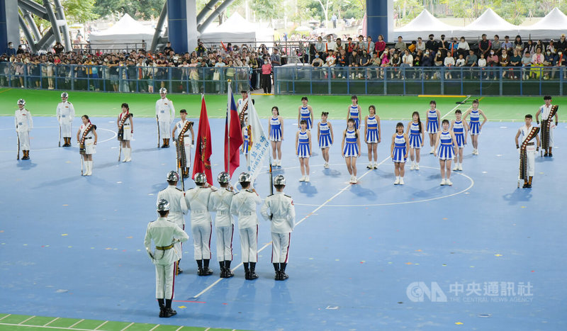 「2025屏東交響.橘色狂潮」20日在位於屏東縣潮州鎮的屏東國際滑輪溜冰場登場,參與交流的美和科大熊鷹儀隊(圖)由60名大學儲備軍官組成,以嚴謹隊形、俐落槍法與活力舞步,呈現大學儀隊獨有的軍儀美學。中央社記者黃郁菁攝 114年12月20日