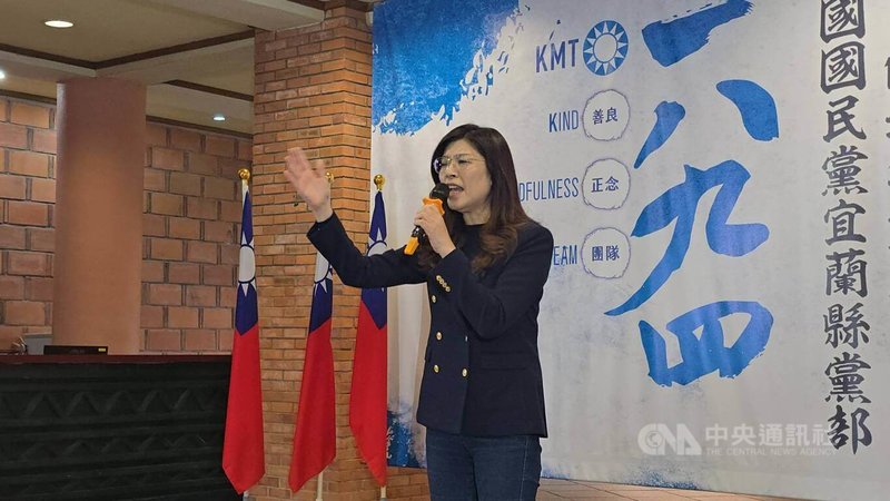 台北市發生隨機傷人案，包含犯嫌張文在內4人死亡。國民黨主席鄭麗文（圖）20日出席中國國民黨宜蘭縣黨部131年週年黨慶活動受訪時說，這場悲劇擊碎台灣社會原有的純樸，更暴露政府的社會安全網早已嚴重失靈。中央社記者沈如峰攝 114年12月20日