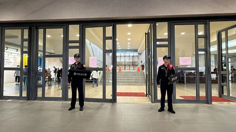 2025彰化歲末演唱會20日晚間在彰化縣立體育場登場，有鑑於台北19日晚間發生隨機傷人事件，彰化縣警察局全面提升維安部署，在出入口增派警力戒備。（警方提供）中央社記者鄭維真傳真　114年12月20日