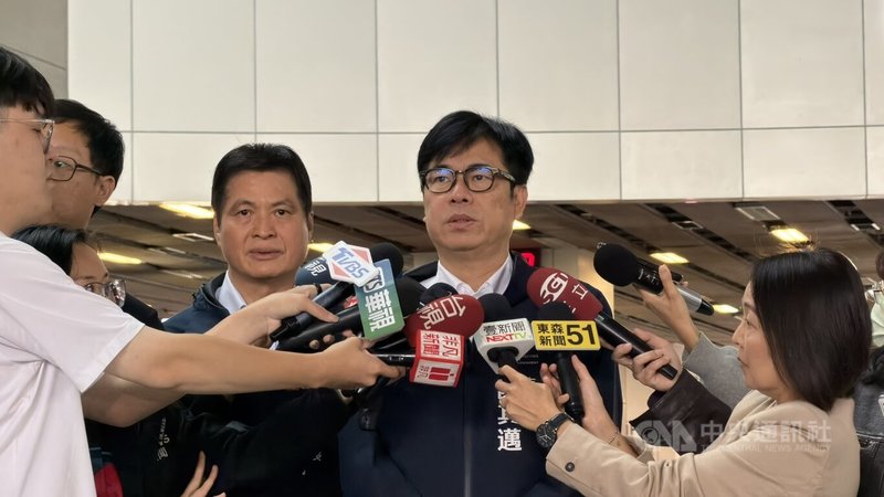 北捷發生隨機傷人事件，事後有人在網路貼文恐嚇「下個目標是高雄車站」。高雄市長陳其邁（中）20日上午至高雄車站巡視表示，目前掌握多個IP全力追查，台鐵、高鐵、捷運等將加強警戒。中央社記者林巧璉攝　114年12月20日