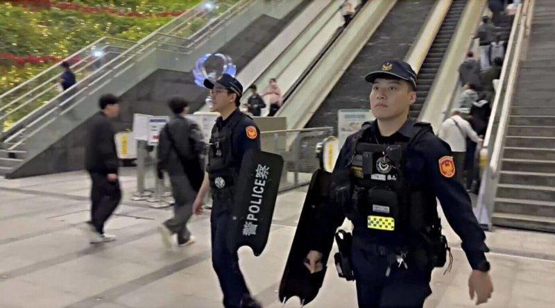 台北捷運台北車站與中山站外19日晚間發生丟擲煙霧彈、隨機傷人案，且高雄「2025聖誕生活節」週末登場，警方在沿線捷運增派人力巡邏。（高市新興警分局提供）中央社記者洪學廣傳真　114年12月20日