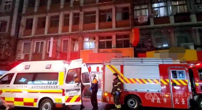 台北市士林區某公寓20日晚間發生火警，警消派員抵達時發現現場為4層樓公寓，1樓為營業用途的小吃店，事故造成4人燒燙傷送醫，確切起火原因待調查釐清。（翻攝畫面）中央社記者劉建邦傳真　114年12月20日