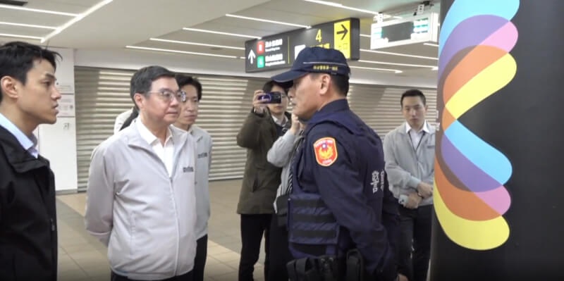 行政院長卓榮泰（左2）20日從北捷雙連站步行至中山站視察，要求內政部警政署強化調度巡查，增加見警率。（行政院提供）