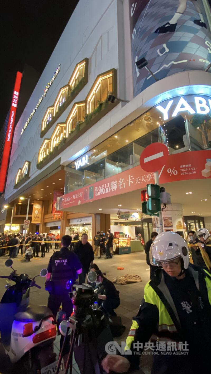 位於台北市中山商圈的誠品南西店周邊19日晚間隨機傷人事件，警方獲報出動大批人力到場，在百貨出入口處拉起封鎖線展開調查。中央社記者黃旭昇攝 114年12月19日