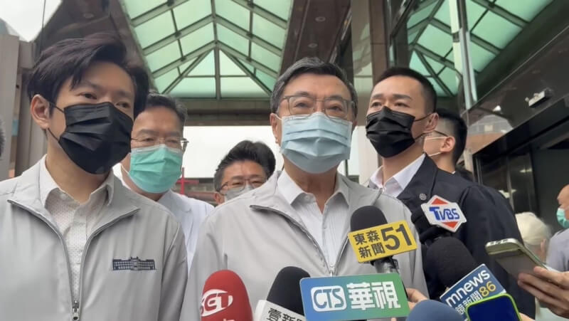 行政院長卓榮泰20日上午前往內湖三軍總醫院，探視慰問隨機張文襲擊事件的傷者及家屬。（行政院提供）