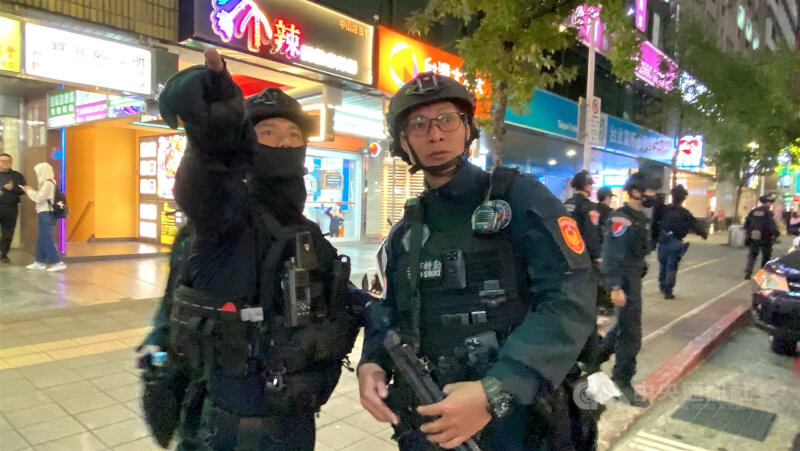 捷運台北車站、中山站誠品南西店19日晚間發生隨機傷人事件,案發後,商圈周邊可見大批警力,霹靂小組全副武裝、荷槍實彈,強化巡查維安。中央社記者黃旭昇台北攝 114年12月19日