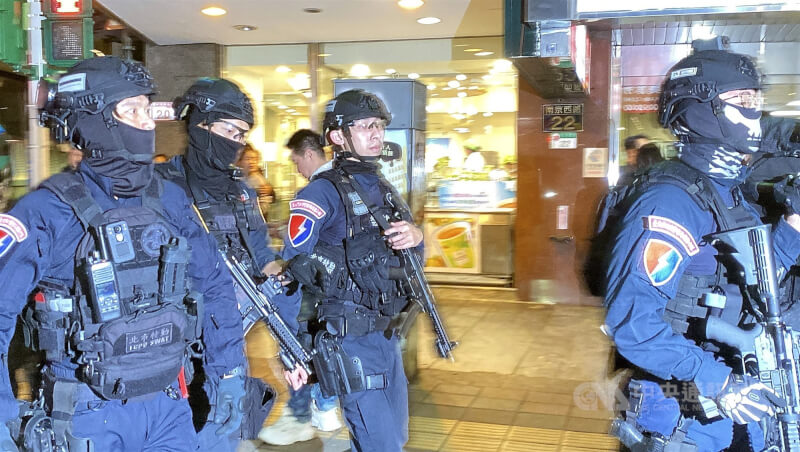 台北捷運中山站外19日晚間發生持刀砍人、多人傷亡案，警方獲報趕往封鎖現場蒐證，並出動霹靂小組全副武裝戒備，在商場周邊巡查維安。中央社記者黃旭昇攝　114年12月19日