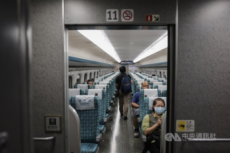 圖為民眾搭乘高鐵。（中央社檔案照片）