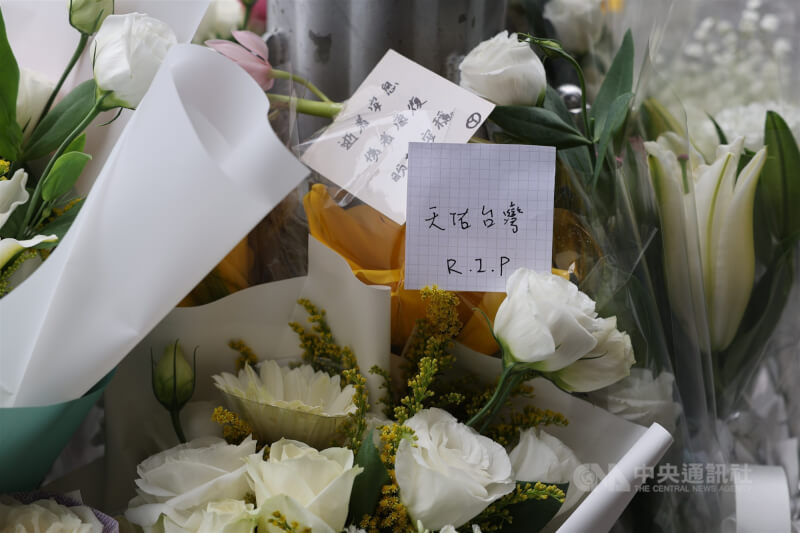 民眾20日上午在誠品南西店前獻上白玫瑰、百合等花束，並有多張紙條對逝者哀悼。中央社記者趙世勳攝 114年12月20日