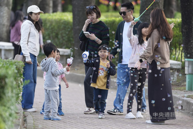 圖為民眾帶著孩子到台北市中正紀念堂出遊。（中央社檔案照片）