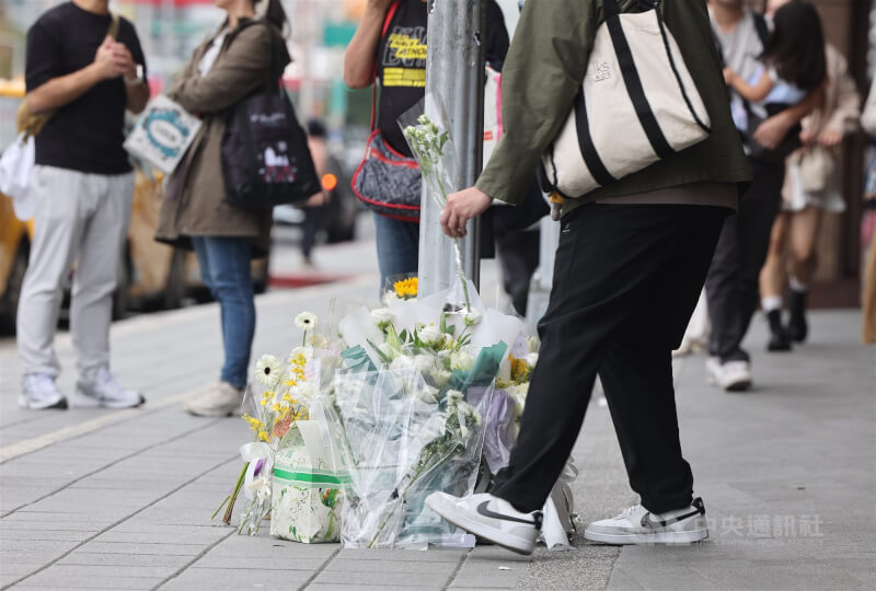 台北車站與台北捷運中山站19日晚間發生男子張文投擲煙霧彈及傷人事件，誠品南西店外人行道，民眾獻花哀悼。中央社記者趙世勳攝 114年12月20日