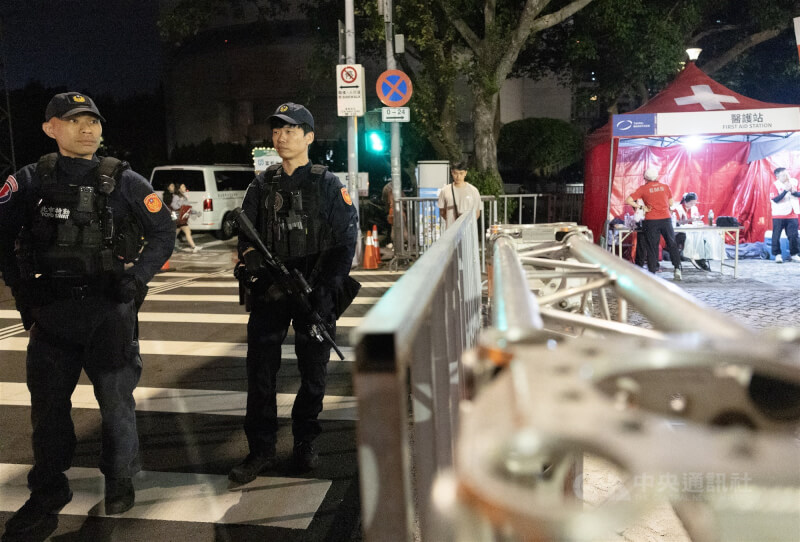 北捷台北車站、中山站周邊19日晚間接連發生投擲煙霧彈、持刀隨機傷人案，2025台北馬拉松「耶誕歡樂早餐跑」20日清晨登場，活動照常舉行，工作人員及警方已加強人力維護安全。中央社記者趙世勳攝 114年12月20日