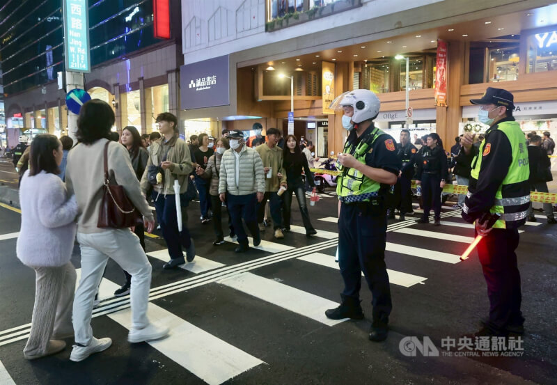 台北捷運中山站案發現場周邊拉起封鎖線展開調查，大批警力進駐處理，並協助引導人流動線。中央社記者張皓安攝　114年12月19日