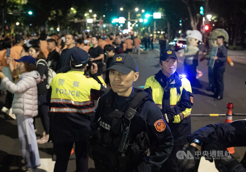 台北車站與台北捷運中山站19日晚間發生暴徒投擲煙霧彈及傷人事件，2025台北馬拉松「耶誕歡樂早餐跑」20日清晨活動正常舉行，台北市政府警察局加強警力維護現場秩序與安全。中央社記者趙世勳攝 114年12月20日