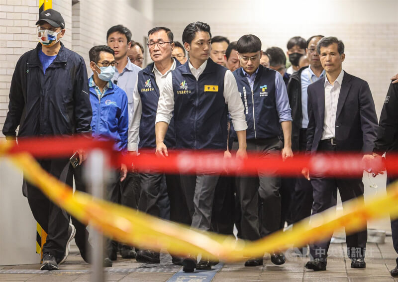台北車站19日晚間發生民眾丟擲煙霧彈事件，台北市長蔣萬安（前中）獲報隨即帶隊親自到場了解。中央社記者鄭清元攝　114年12月19日