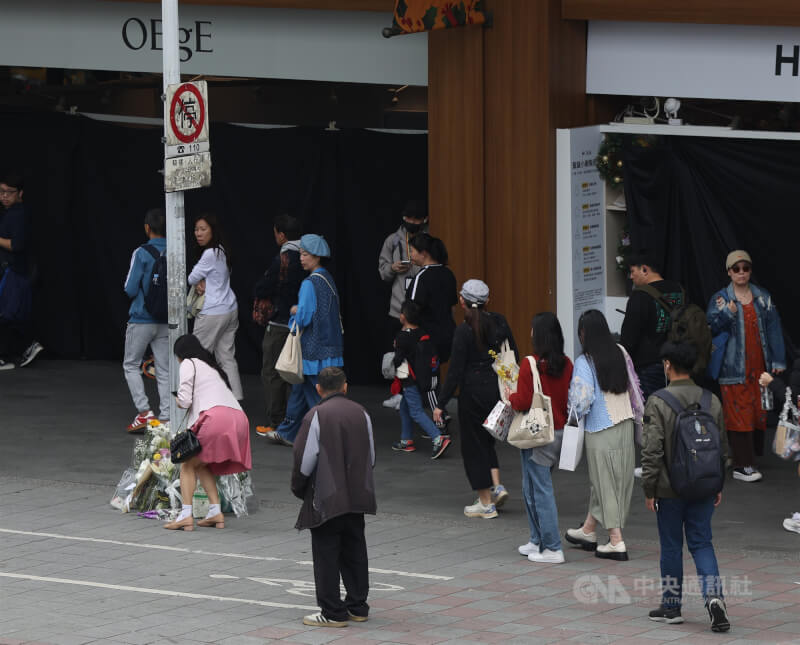 誠品南西店20日停業,上午有民眾自發前往獻花、哀悼。中央社記者趙世勳攝 114年12月20日