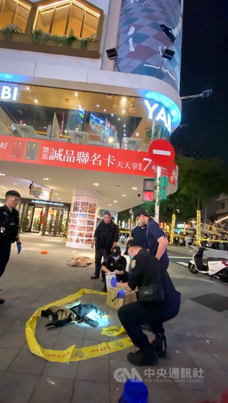 捷運台北車站19日晚間遭丟擲煙霧彈，嫌犯張文隨後在中山商圈誠品南西店隨機傷人，造成多人輕重傷。圖為19日晚間警方封鎖現場，鑑識小組在誠品南西店外拉起封鎖線採證。中央社記者黃旭昇台北攝 114年12月20日