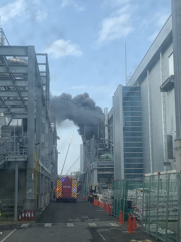 台南產業園區某家公司廠房20日發生火警，廠外燃燒、內部傳出爆炸聲，消防局獲報立刻出動人車趕往灌救，現場火勢於下午2時43分撲滅，暫未傳出人員傷亡。（台南市消防局提供）中央社記者張榮祥台南傳真　114年12月20日