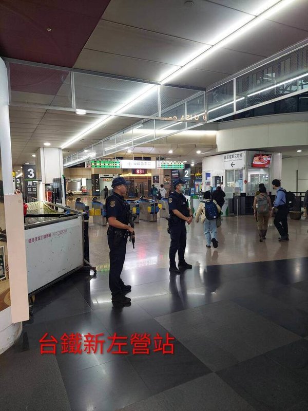 台北19日晚間發生隨機傷人案，為防引發模仿效應，且高雄「2025聖誕生活節」週末登場，鐵警局出動26名長槍警力在大眾運輸巡守，圖為台鐵新左營站使用長槍執勤警力。（鐵警局高雄分局提供）中央社記者洪學廣傳真　114年12月20日
