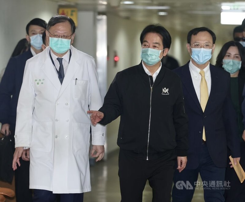 總統賴清德（前中）20日前往台大醫院，在衛福部部長石崇良（前右）、台大醫院院長余忠仁（前左）陪同下，探視北市隨機襲擊事件傷者。中央社記者張皓安攝 114年12月20日