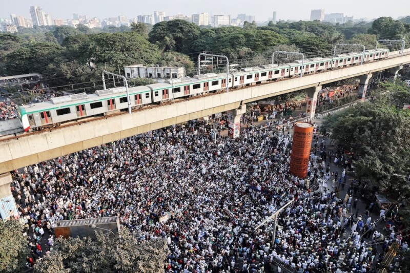 孟加拉大批群眾19日上街，訴求調查學生領袖哈迪遇害事件。（路透社）