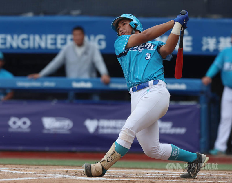 2025新北富邦國際城市U18棒球邀請賽冠軍戰20日在新莊棒球場舉行，地主新北藍隊曾聖恩（圖）5局上開轟，擴大球隊領先，助隊終場以12比1擊敗雲林縣隊奪冠。中央社記者張新偉攝  114年12月20日