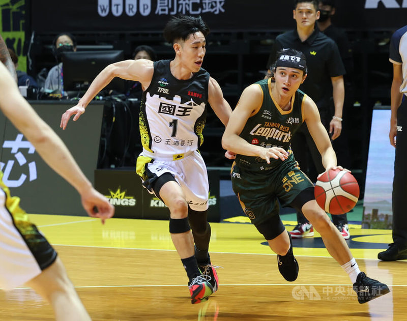 台灣職業籃球大聯盟（TPBL）桃園台啤永豐雲豹隊20日例行賽以103比125不敵新北國王隊，苦吞近期2連敗。當家後衛高錦瑋（右）認為，大家一開賽沒有準備好自己，陷入有點慢熱狀態，回去需要立即修正。中央社記者張新偉攝　114年12月20日