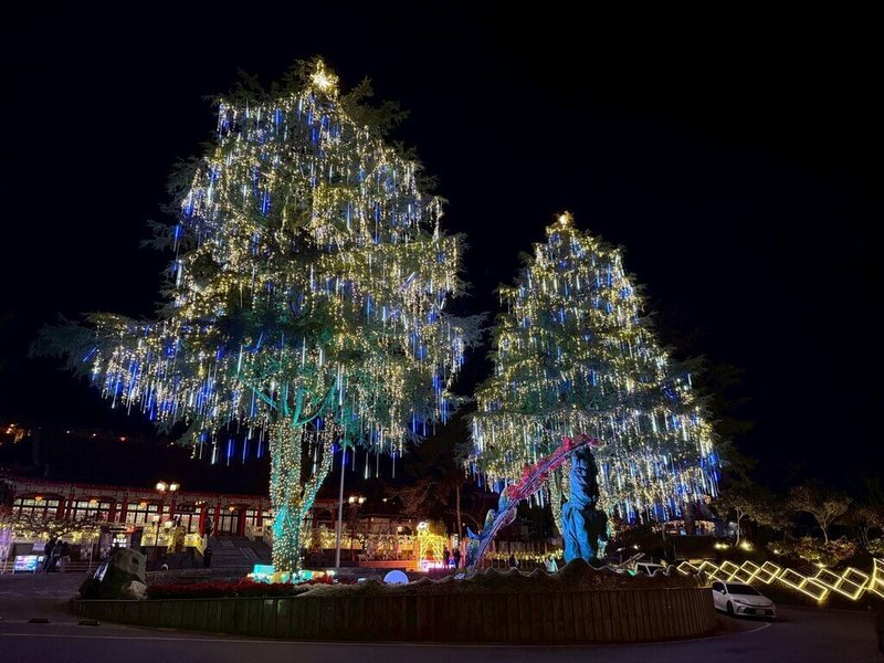 全台海拔最高的耶誕樹21日晚在梨山點亮，主辦單位交通部觀光署參山國家風景區管理處將2棵高達28公尺的雪松化身為「雲端上的耶誕樹」，將閃耀到115年1月25日。（參山處提供）中央社記者郝雪卿傳真  114年12月21日